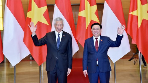 Jefe del Parlamento vietnamita recibe al primer ministro de Singapur - ảnh 1