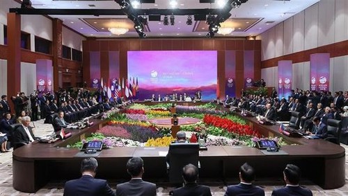 Premier vietnamita asiste a cumbres de la ASEAN con China, Corea del Sur y Japón - ảnh 1