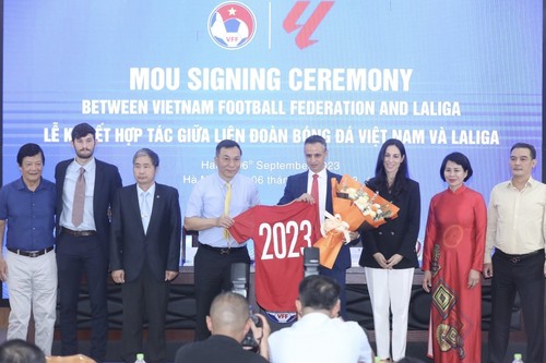 VFF y La Liga por desarrollar fútbol profesional y comunitario en Vietnam - ảnh 1