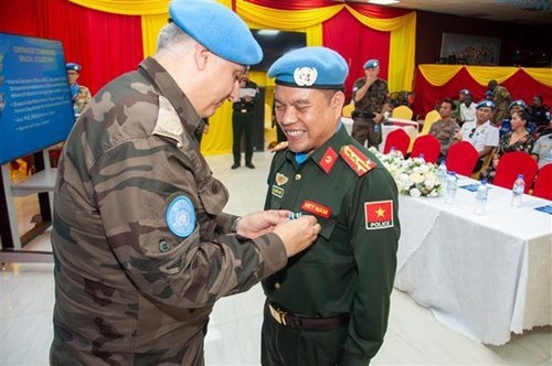 UNMISS otorga Medalla de Mantenimiento de la Paz de la ONU a tres oficiales de Seguridad Pública vietnamitas - ảnh 1