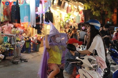 El ambiente de Halloween llega temprano a Hanói - ảnh 11
