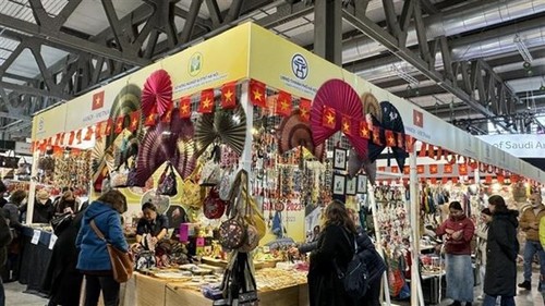Productos vietnamitas presentes en exposición internacional de artesanía en Italia - ảnh 1