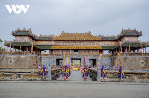 Fascinante recreación de la ceremonia de distribución del calendario de la dinastía Nguyen  - ảnh 8