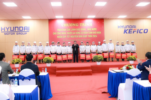 Primer Ministro de Vietnam entrega regalos de Tet a trabajadores desfavorecidos en Hai Duong - ảnh 1