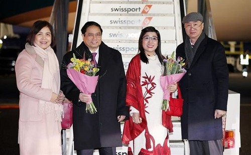 Premier de Vietnam llega a Suiza para participar en 54.ª Reunión del FEM - ảnh 1