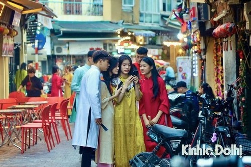 El Ao Dai embellece las calles de Hanói en ambiente festivo del Tet - ảnh 3