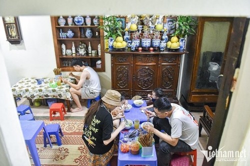 Business Insider presenta cinco restaurantes callejeros de Hanói con estrellas Michelin - ảnh 5
