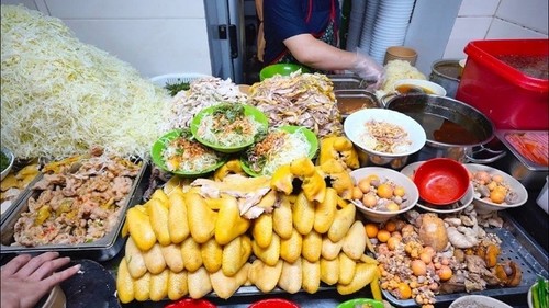 Business Insider presenta cinco restaurantes callejeros de Hanói con estrellas Michelin - ảnh 7