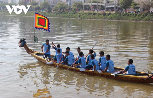 Inauguran primer torneo de regatas de barcos Binh Dinh 2024 - ảnh 1