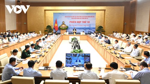 Primer ministro Pham Minh Chinh preside la X Reunión del Comité Directivo para importantes obras y proyectos del Transporte - ảnh 1