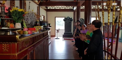 Recorrer el Templo de Lang Bon en la provincia de Hoa Binh - ảnh 3