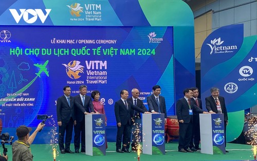 Unos 80.000 visitantes participan en Feria Internacional de Turismo de Vietnam - ảnh 1