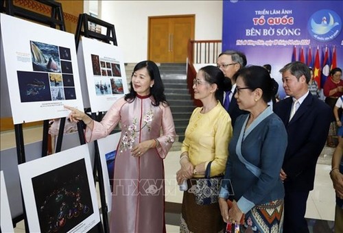 Presentan en Laos imágenes de mares e islas de Vietnam - ảnh 1