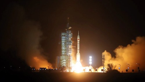  China lanza nave espacial Shenzhou-18 con tres tripulantes - ảnh 1