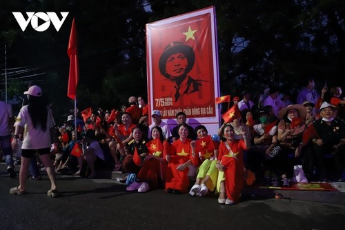 El pueblo celebra la victoria de Dien Bien Phu - ảnh 1