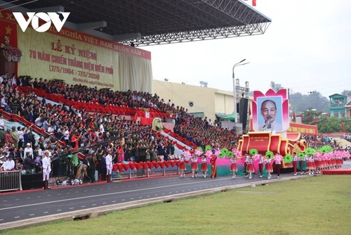 Gran ceremonia conmemora el 70.º aniversario de la victoria de Dien Bien Phu - ảnh 1