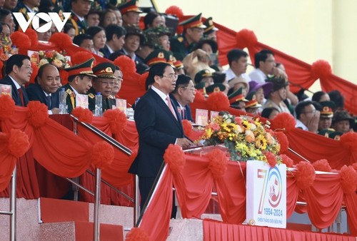 Gran ceremonia conmemora el 70.º aniversario de la victoria de Dien Bien Phu - ảnh 2