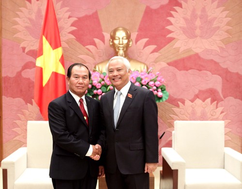 越南国会副主席汪朱刘会见老挝司法部长塞西•桑迪翁 - ảnh 1