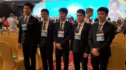 越南队参加第48届国际物理奥林匹克竞赛获4金1银 - ảnh 1
