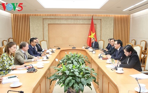 越南胡志明市领导人会见自由韩国党主席洪准杓 - ảnh 1