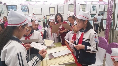 “黄沙长沙归属越南——历史和法理证据”地图和资料展在和平省举行 - ảnh 1
