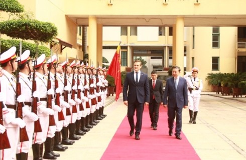 越南公安部长苏林与立陶宛共和国内务部长米休纳斯举行会谈 - ảnh 1