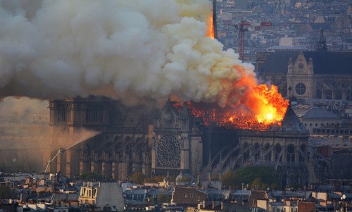 巴黎圣母院发生大火 - ảnh 1