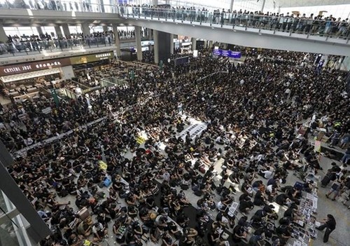 非法集会致香港机场瘫痪 - ảnh 1