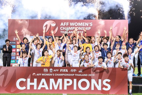 越南国家女子足球队夺得东南亚女子足球锦标赛冠军 - ảnh 1