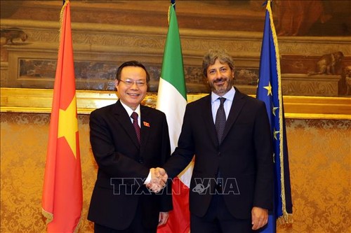 越南国会副主席冯国显与意大利众议院领导人座谈 - ảnh 1