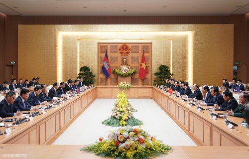阮春福与柬埔寨首相洪森举行会谈 - ảnh 1
