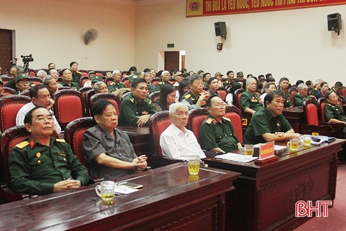 越南援老志愿军和专家传统日70周年见面会 - ảnh 1