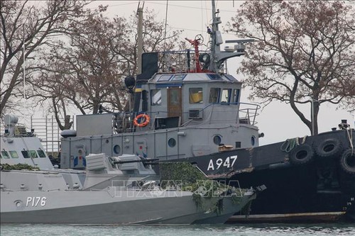 俄罗斯向乌克兰移交三艘在刻赤海峡海域被扣军舰 - ảnh 1