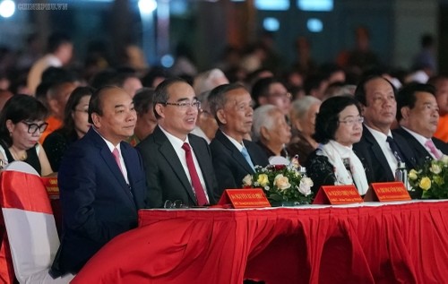 阮春福出席茶荣省建省120周年纪念会 - ảnh 1