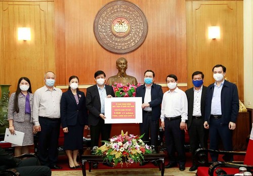 越南祖国阵线中央委员会向卫生部移交640万美元防疫援助 - ảnh 1
