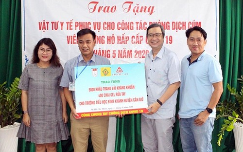 越南友好组织联合会胡志明市分会助力当地学校抗击疫情 - ảnh 1