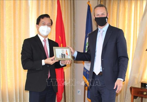 越南驻美国大使馆向美国国际发展金融公司赠送口罩 - ảnh 1