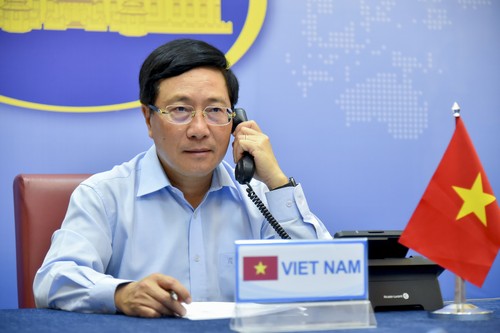 越南政府副总理兼外长范平明与英国外交大臣拉布进行电话会谈 - ảnh 1