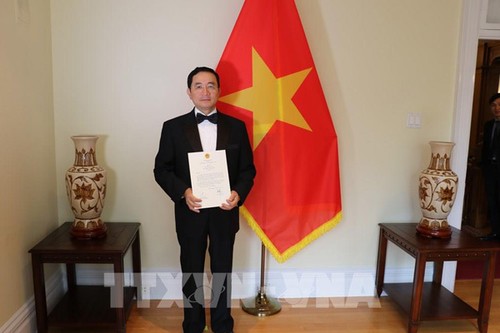 越南驻加拿大大使范高峰向加拿大总督朱莉•帕耶特递交国书 - ảnh 1