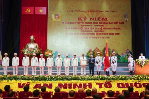 阮春福出席人民公安力量传统日75周年纪念大会 - ảnh 1
