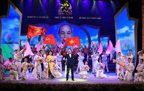 越南各地纷纷举行八月革命和九二国庆75周年庆祝活动 - ảnh 1