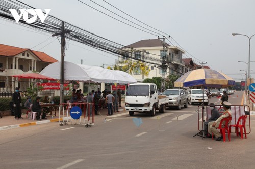 老挝总理发布紧急命令 万象市对外交通暂时封闭 - ảnh 1