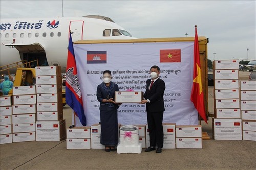 柬埔寨向越南防疫工作提供帮助充分体现两国团结友谊和“相亲相爱”传统 - ảnh 1