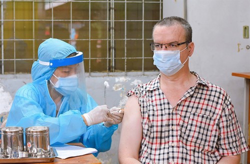 为在越外国人和旅游业劳动者接种疫苗 - ảnh 1