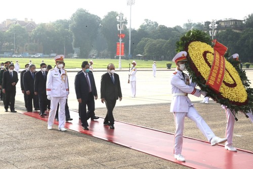 越南党和国家领导人入陵瞻仰胡主席遗容和上香缅怀英雄烈士       - ảnh 1