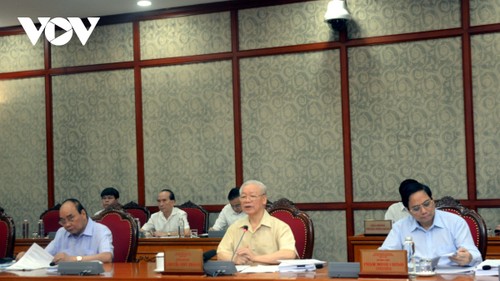  阮富仲主持政治局会议 讨论2021年经济社会发展计划实施情况及2022年计划 - ảnh 1