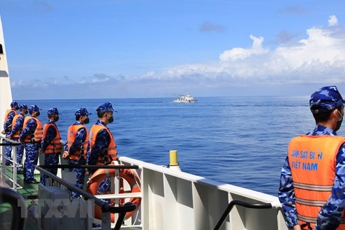 越南海警与中国海警在北部湾划界线附近海域进行联合检查活动 - ảnh 1