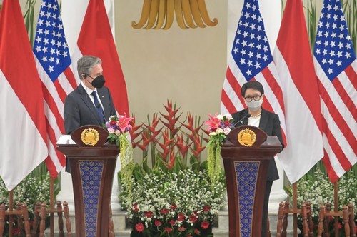 美国和印度尼西亚加强合作，就东海航行自由作出承诺 - ảnh 1