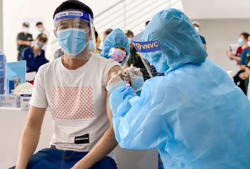 越南力争在今年第一季度末完成新冠肺炎疫苗加强针接种 - ảnh 1