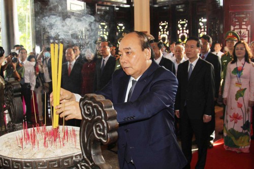 阮春福出席前部长会议主席范雄诞辰110周年纪念仪式 - ảnh 1
